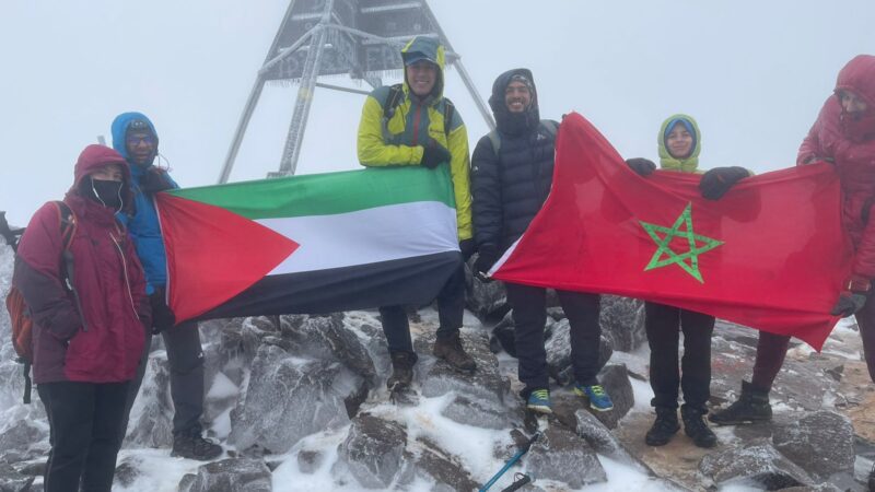 أصغر متسلق مغربي يرفع علم فلسطين فوق قمة توبقال