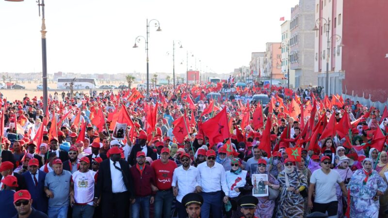 عشرات الآلاف من سكان العيون والمناطق المجاورة لها ينظمون مسيرة حاشدة تنديدا بـ “الاعتداء الإرهابي الدنيء” الذي استهدف المدنيين بالسمارة