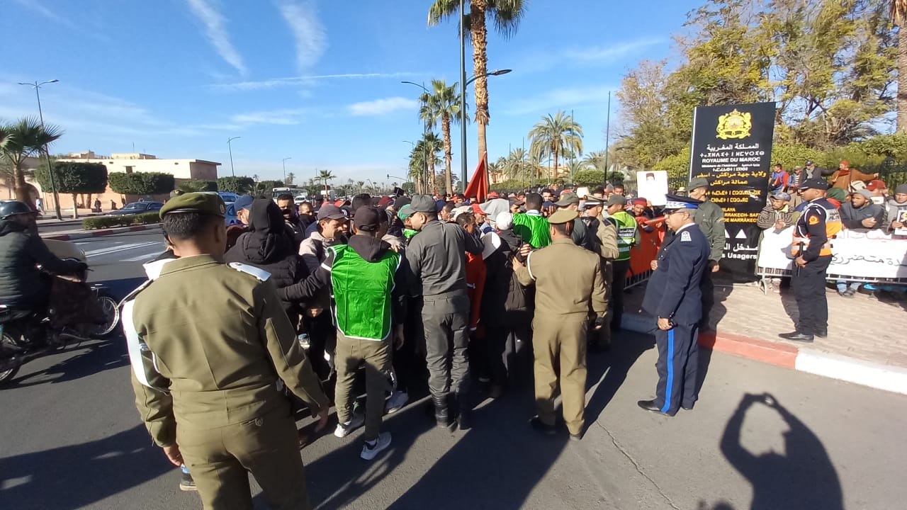 بعد مسيرة 24 ساعة مشيا على الأقدام..ضحايا الزلزال يحتجون أمام ولاية مراكش ضد “تردي ظروف الإيواء والإقصاء من الدعم”