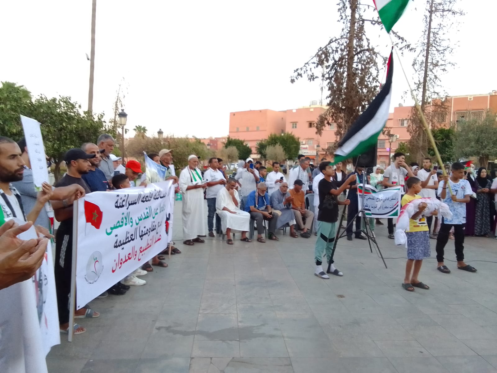 قلعة السراغنة..تنظيم وقفة تنديدية بالمجزرة الرهيبة ضد النازحين الفلسطينيين