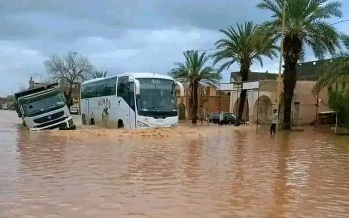 مصرع شخصين وفقدان 14 من ركاب حافلة جرفتها السيول في طاطا