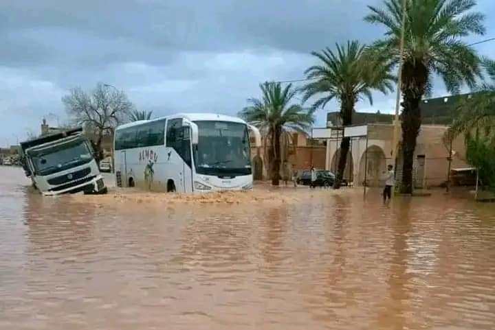 مصرع شخصين وفقدان 14 من ركاب حافلة جرفتها السيول في طاطا