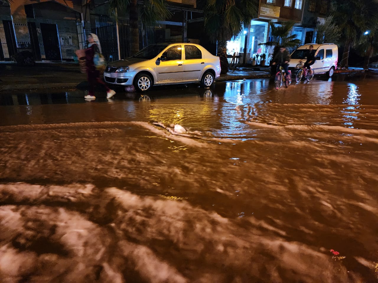 أمطار رعدية تحوّل شوارع مراكش إلى سيول ـ صور