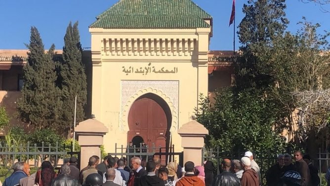 ملتمس لإعداد الدفاع يؤخر محاكمة متهم بانتحال صفة وكيل الملك والنصب على مهاجرين مغربيين في 300 مليون