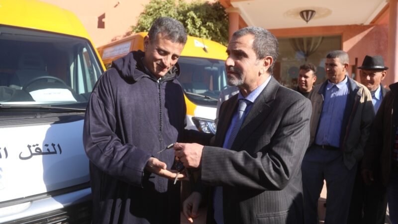 عامل قلعة السراغنة يشرف على توزيع 39 سيارة للنقل المدرسي ـصور