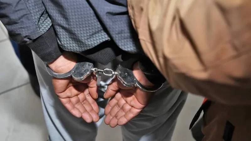 فرقة محاربة العصابات تحجز 11 صفيحة حشيش خلال توقيف مبحوث عنه بمراكش