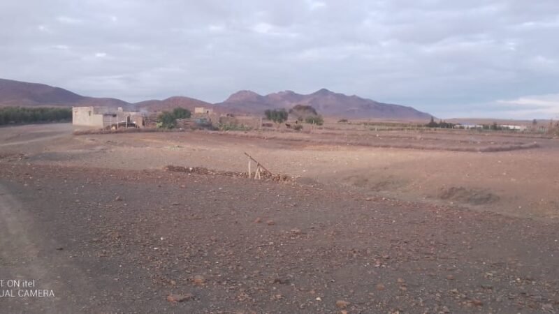 في غياب الكهرباء وضعف الإنترنيت..مواطنون يكافحون الظلام والانقطاع الرقمي بالرحامنة