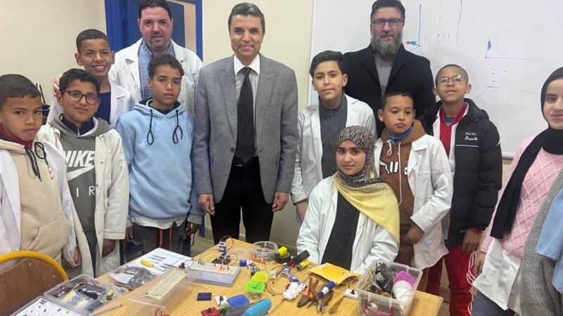 قدم هدية لتلميذ مبتكر..المدير الإقليمي يزور فصلا دراسيا للروبوتيك بالحوز ـصور
