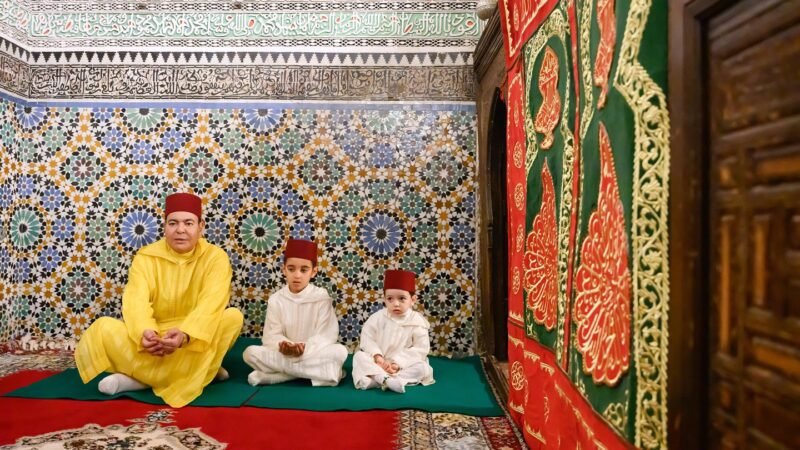 الأمير مولاي رشيد يزور ضريح المولى إدريس الأزهر بمناسبة حفل ختان الأميرين مولاي أحمد ومولاي عبد السلام