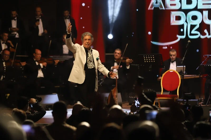 أمسية استثنائية..عبد الوهاب الدكالي يغني بعد طول غياب