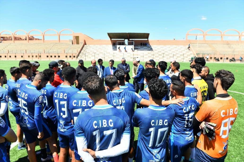 عامل الرحامنة يقوم بزيارة تحفيزية لفريق شباب ابن جرير ـصور