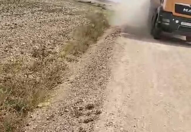 الرحامنة..متظاهرون يطالبون بالتشغيل والتعويض عن أضرار شاحنات الفوسفاط ـصور