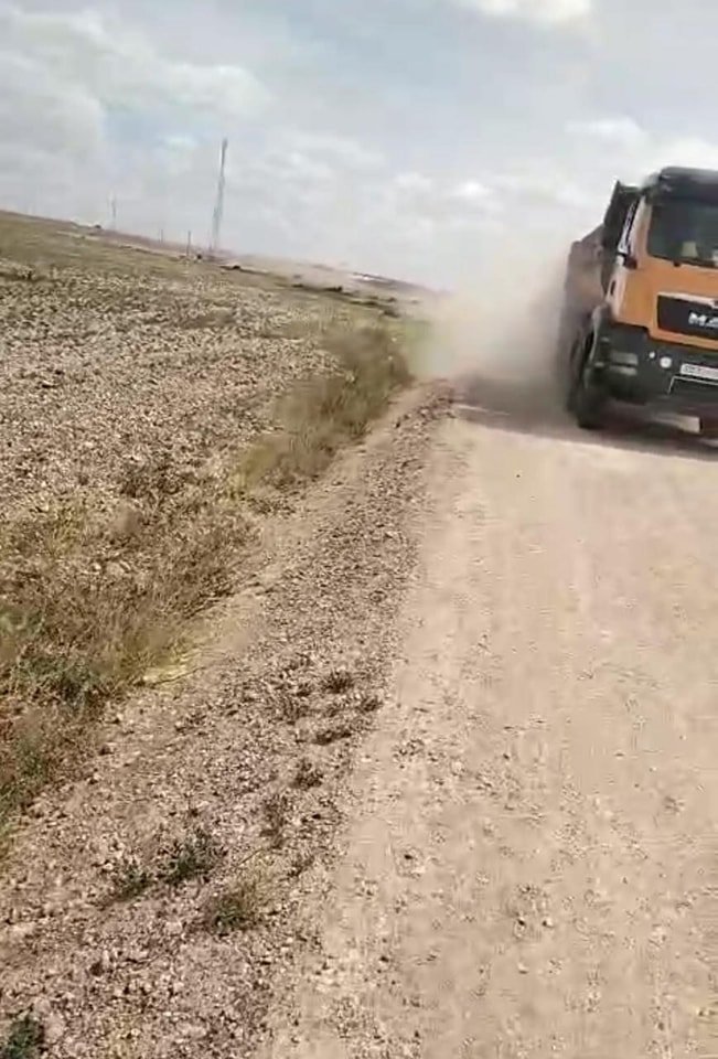 الرحامنة..متظاهرون يطالبون بالتشغيل والتعويض عن أضرار شاحنات الفوسفاط ـصور