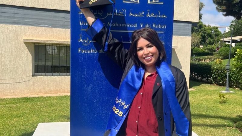 عتيقة أزولاي تحصل على شهادة الماستر بكلية علوم التربية