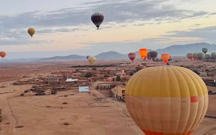 المناطيد السياحية ممنوعة من التحليق مؤقتا بضواحي مراكش في انتظار تجديد التراخيص