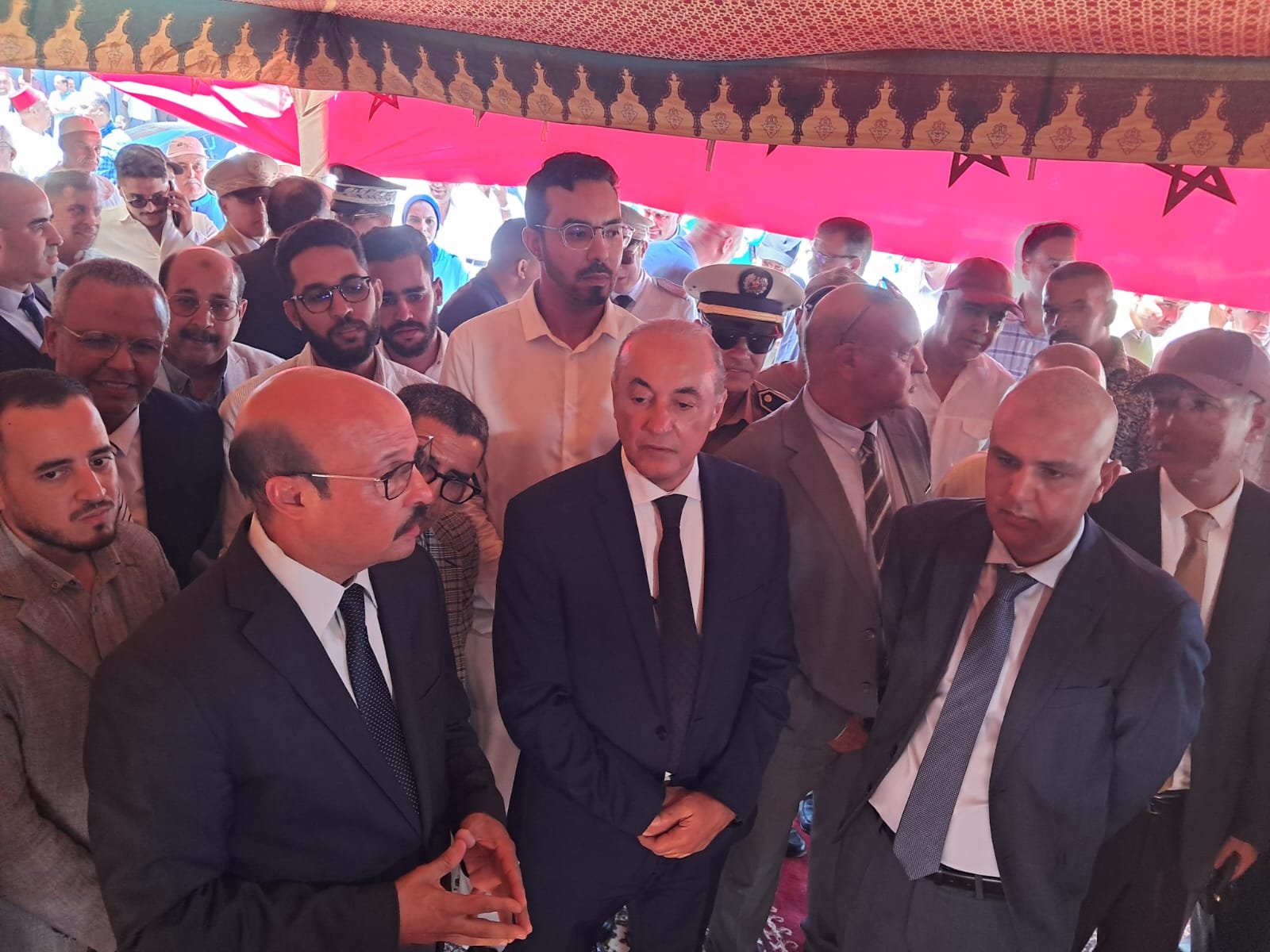 عامل قلعة السراغنة يطلق أشغال مسلكين طرقيين ويتفقد مركزا لمرضى التوحد