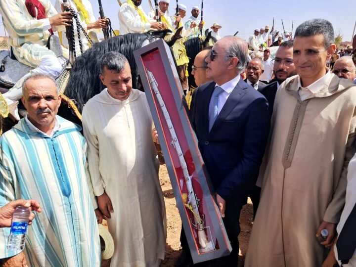 فرسان أولاد الشرقي يهدون سيفا إلى عامل قلعة السراغنة