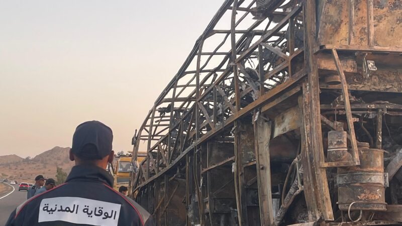 النيران تلتهم حافلة يتجاوز عمرها 16 سنة بصخور الرحامنة