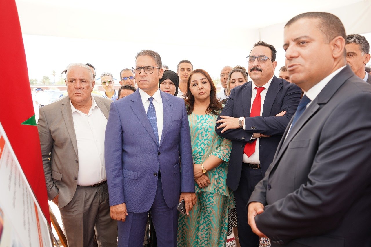 والي مراكش بالنيابة يدشن مكتبة وسائطية ومنشأة كهربائية