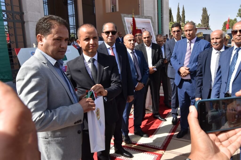 عامل اليوسفية ومدير الأكاديمية يشرفان على توزيع سيارات للنقل المدرسي