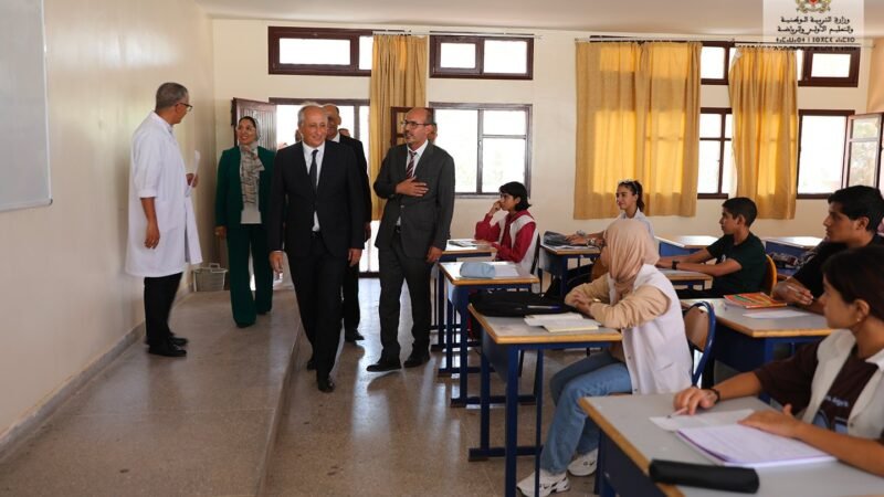 حوالي 100 ألف تلميذ يلتحقون بمدارس كلميم-واد نون..برادة يزور مؤسسات تعليمية بباب الصحراء