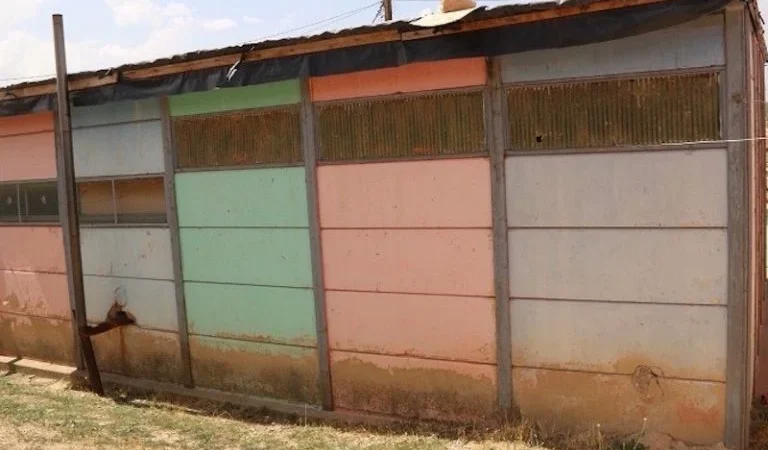 بلاغ حقوقي: “أقسام مكتظة بـ50 تلميذا في مدرسة بدون ماء شروب..والمدير الإقليمي بمراكش يقابل الاحتجاجات بالاستعلاء والتجاهل”