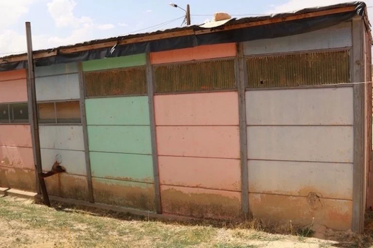 بلاغ حقوقي: “أقسام مكتظة بـ50 تلميذا في مدرسة بدون ماء شروب..والمدير الإقليمي بمراكش يقابل الاحتجاجات بالاستعلاء والتجاهل”