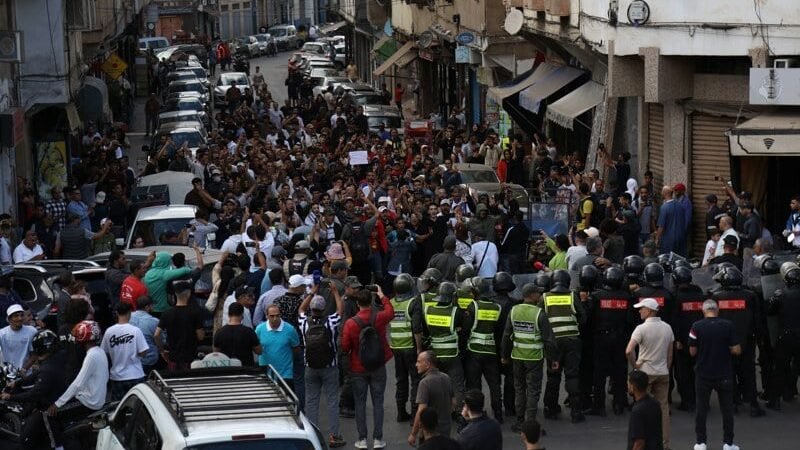 توقيف شخص ينشر فيديوهات تدمج احتجاجات أجنبية مع تظاهرات بالمغرب