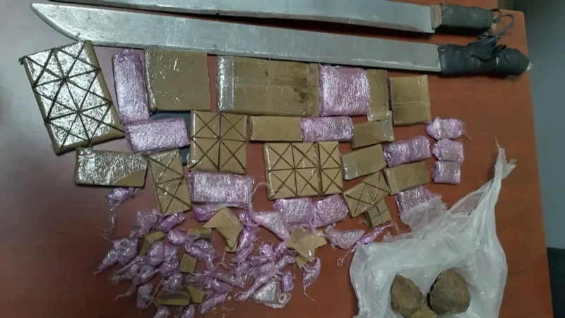 حجز أكثر من كيلوغرامين من المخدرات وأسلحة بيضاء خلال توقيف مبحوث عنه ومساعده بابن جرير