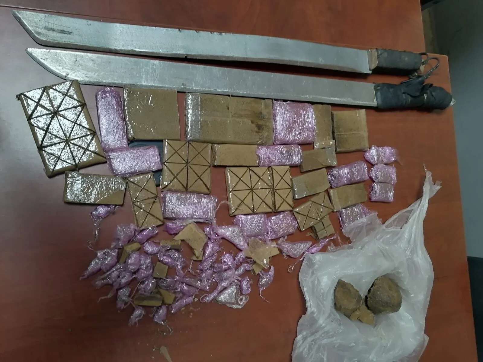 حجز أكثر من كيلوغرامين من المخدرات وأسلحة بيضاء خلال توقيف مبحوث عنه ومساعده بابن جرير