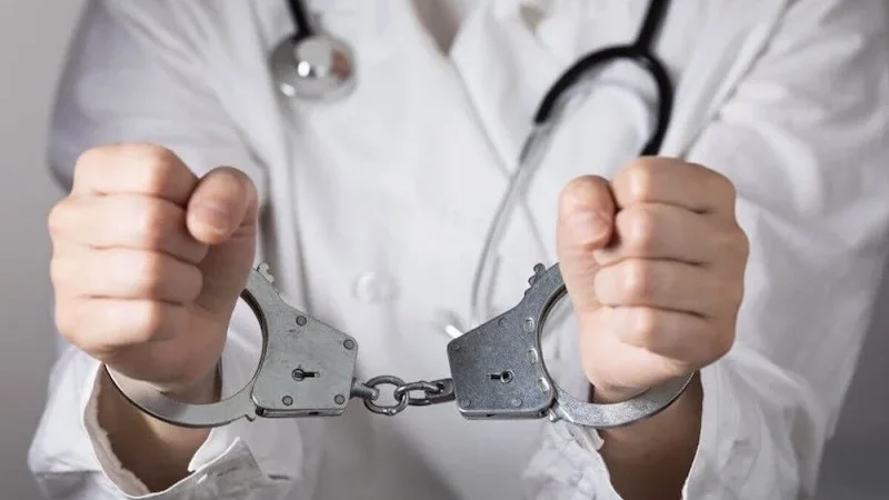 تقديم شواهد طبية وهمية بمقابل مالي يطيح بطبيب ومساعدته بمراكش