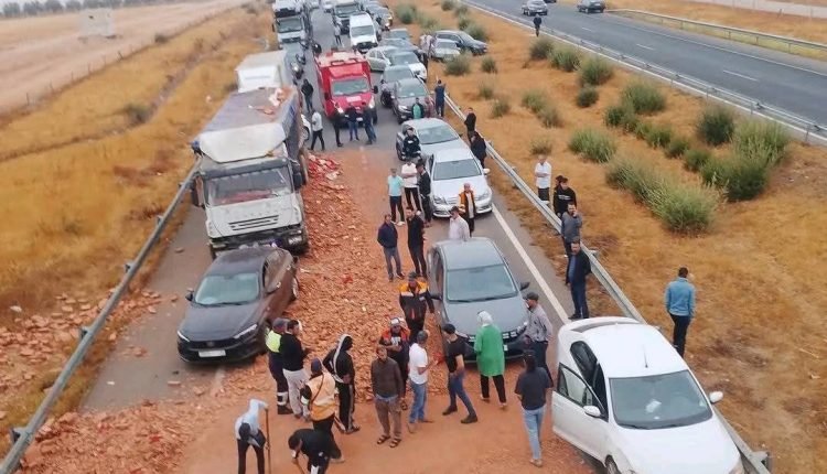 سقوط حمولة آجر توقف مؤقتا حركة السير بالطريق السيار بين فاس ومكناس
