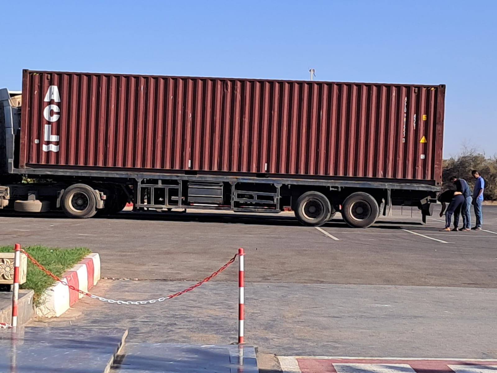 قلعة السراغنة تتسلّم شحنة من العشب الاصطناعي هبة من مؤسسة أمريكية