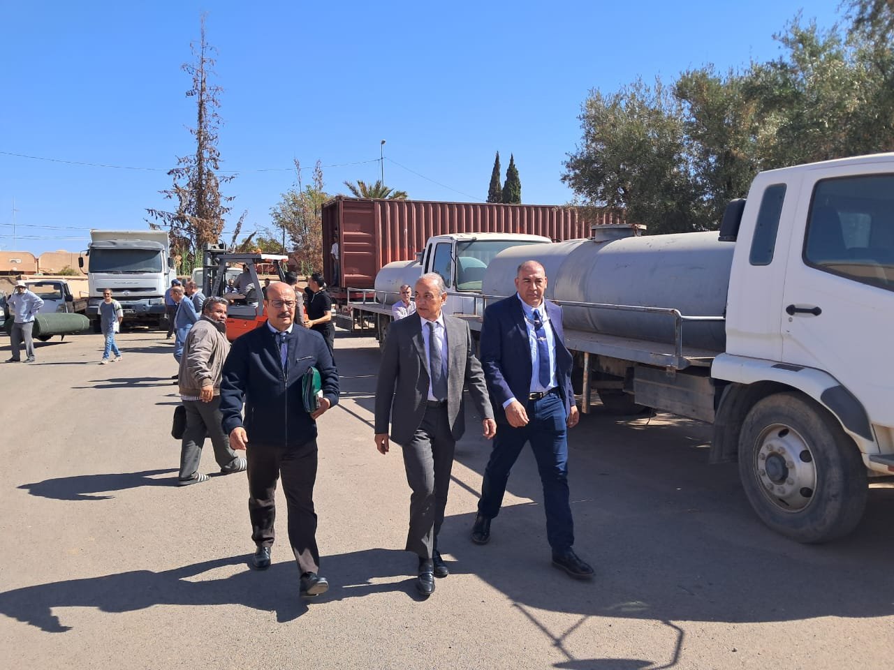 العامل اليزيدي يشرف على تفريغ هبة لملاعب قلعة السراغنة