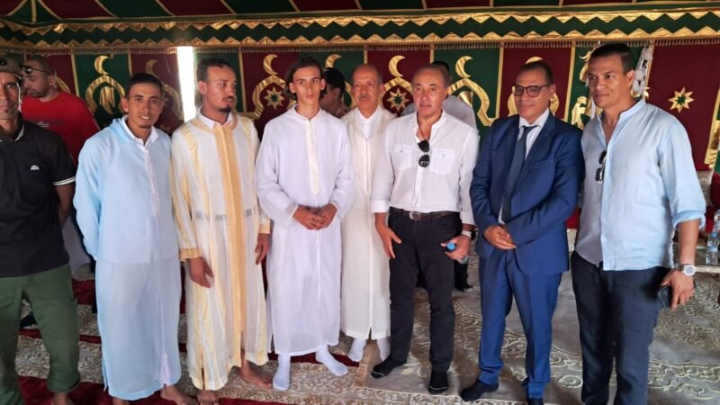 عامل قلعة السراغنة يخلع حذاءه احتراما لطقوس الخيّالة بموسم رجال البلاد
