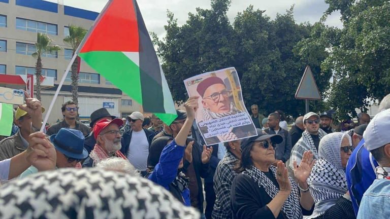 العلم الفلسطيني يرفرف في جنازة المناضل سيون أسيدون