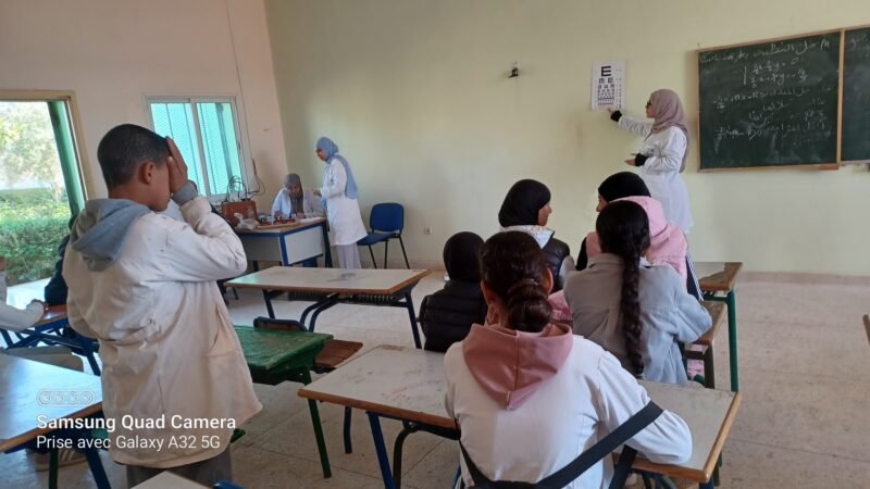 لجنة طبية تفحص تلاميذ ثانوية الهيادنة بالسراغنة