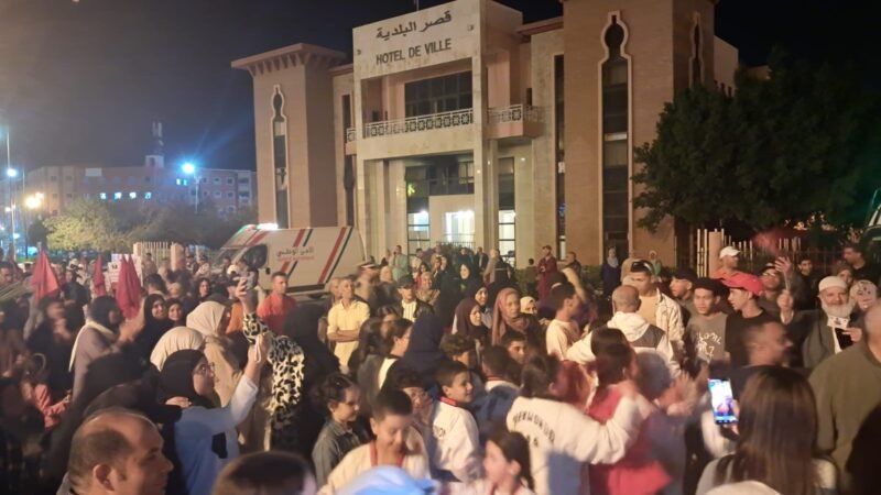 جماعة قلعة السراغنة توزّع الأعلام الوطنية وصور جلالة الملك احتفاءً بالانتصار المغربي