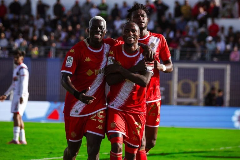 الوداد يواصل الصدارة بعد عودته بفوز ثمين من آسفي