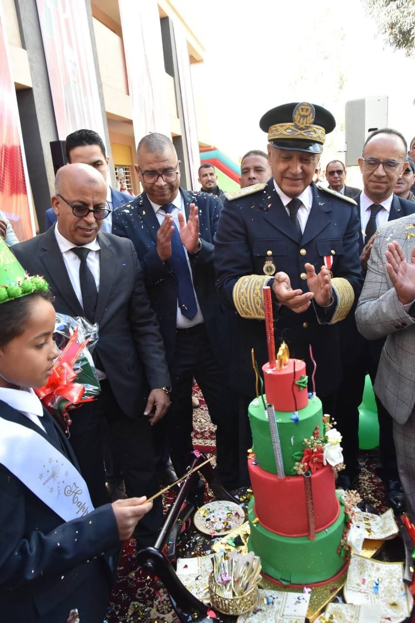 عامل قلعة السراغنة يزور مدرسة في عيد الاستقلال