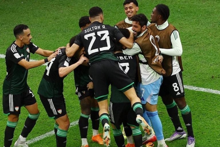 الإمارات تُقصي الجزائر وتلتقي المغرب في نصف نهائي كأس العرب