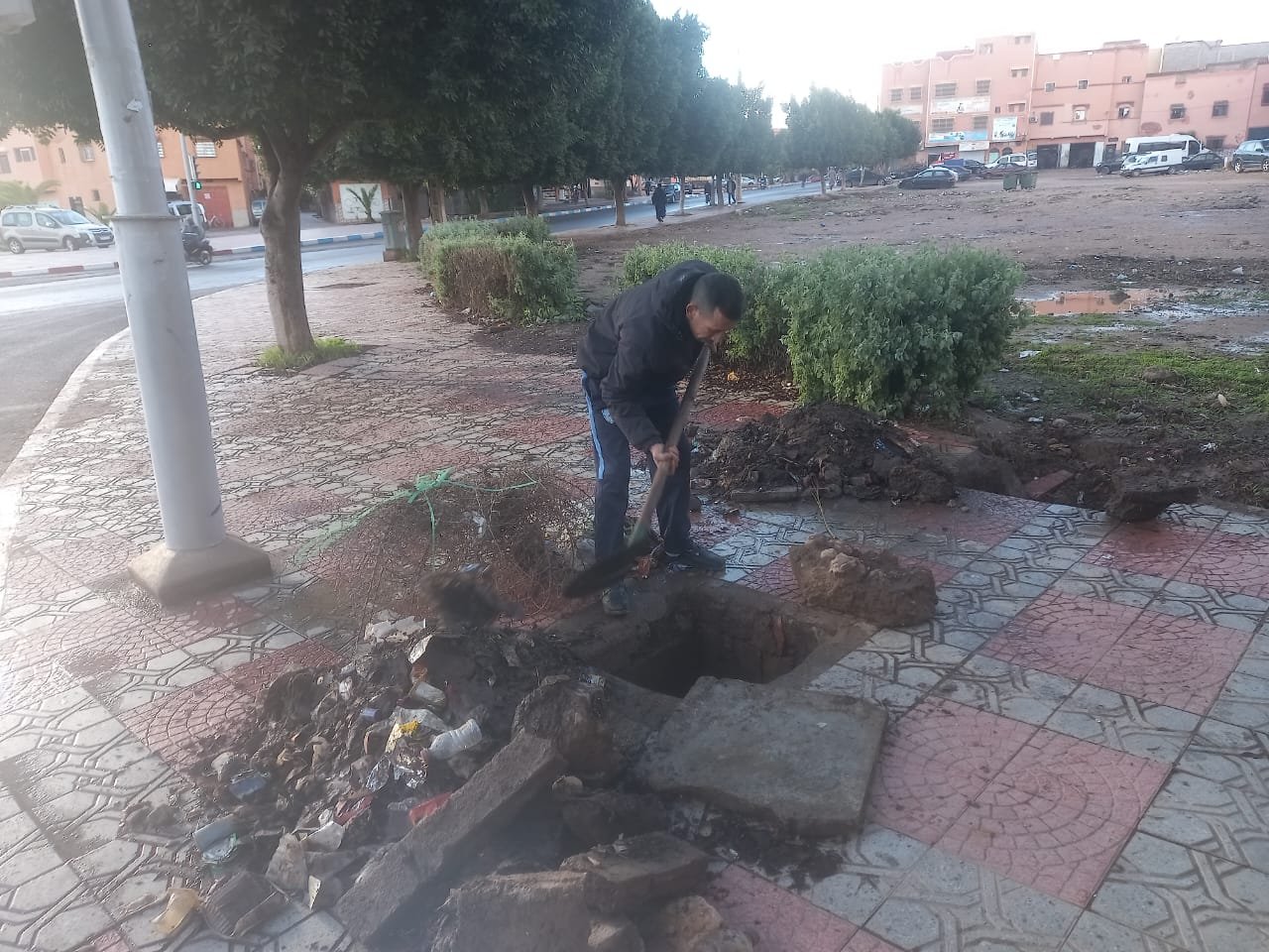 جمعوي يتطوع لتنقية البالوعات بابن جرير