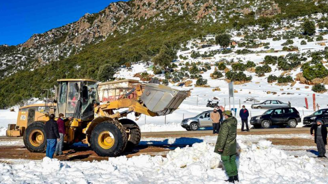 القوات المسلحة الملكية تقيم مستشفى ميدانيا لمواجهة التقلبات الجوية بالحوز