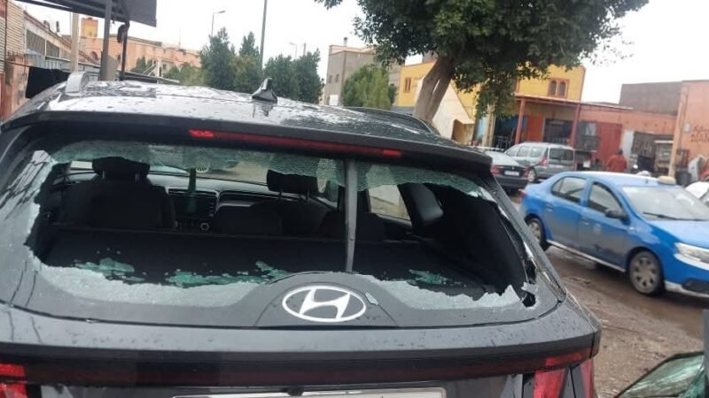 مختل عقليا يكسر سيارة بقلعة السراغنة