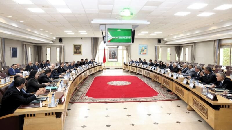 لفتيت يجتمع مع رؤساء الجهات حول برامج التنمية