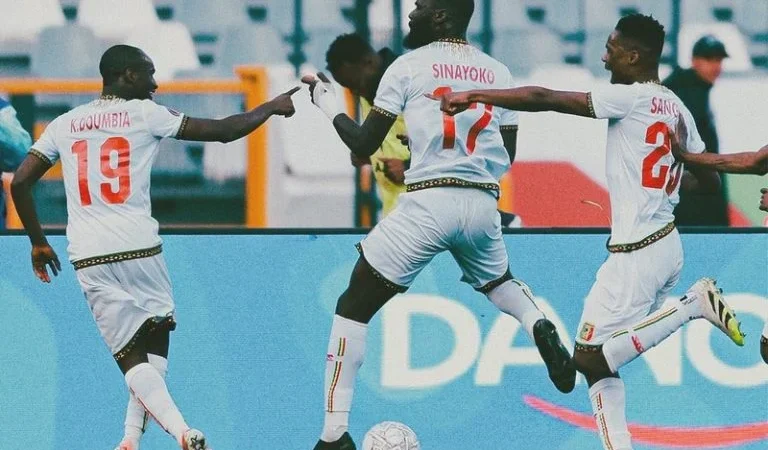 “أسود الأطلس” يتصدرون المجموعة الأولى بعد تعادل مالي وزامبيا