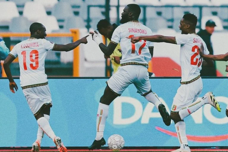 “أسود الأطلس” يتصدرون المجموعة الأولى بعد تعادل مالي وزامبيا