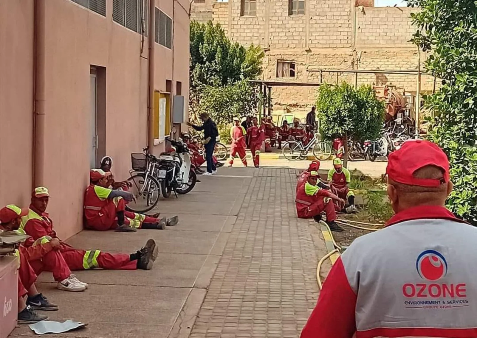 بعد مشاورات مكثفة..صرف أجور شهرين وتسوية في الأفق لوضعية عمال النظافة بقلعة السراغنة