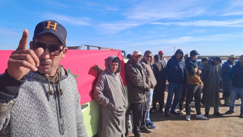 الطاكسيات يتظاهرون ضد تردي أشغال طريق قلعة السراغنة-ابن جرير