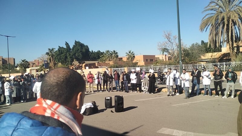 أساتذة التعليم الأولي يحتجون أمام أكاديمية مراكش للمطالبة بالإدماج ورفع الأجور